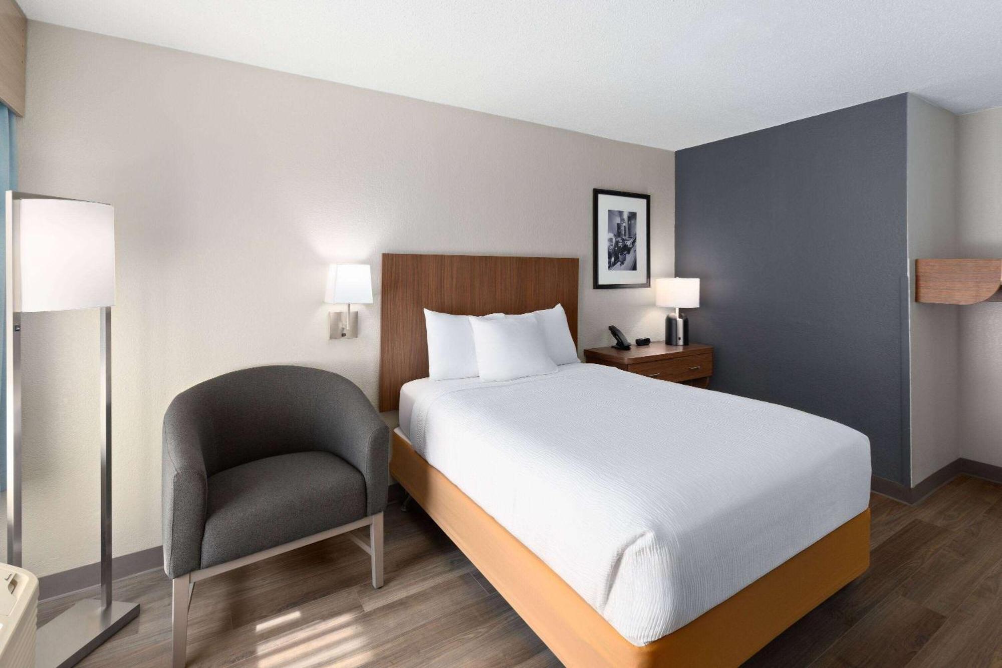 Baymont By Wyndham Nashville Airport Exterior photo