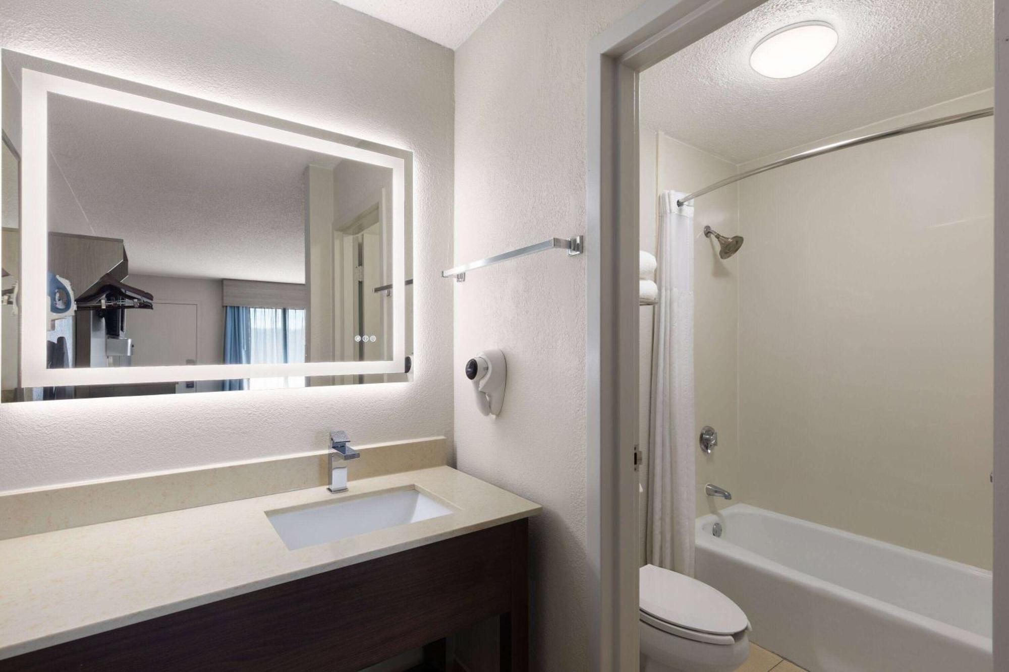 Baymont By Wyndham Nashville Airport Exterior photo