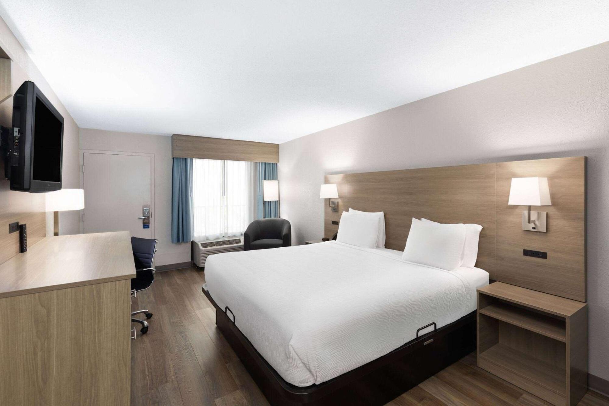 Baymont By Wyndham Nashville Airport Exterior photo